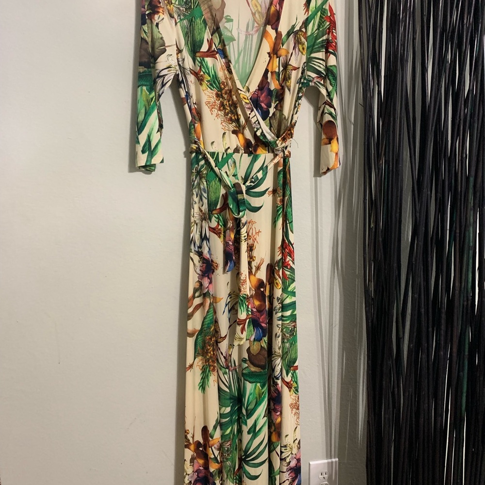 Boutique brand 3/4 sleeve, v-neck maxi dress.